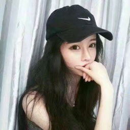他信出狱后首度现身，与小女儿佩通坦牵手逛街